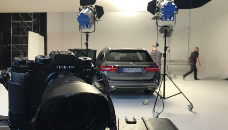Fotoğraf setinde bir Mercedes arabanın çekimlerini yapan ekip