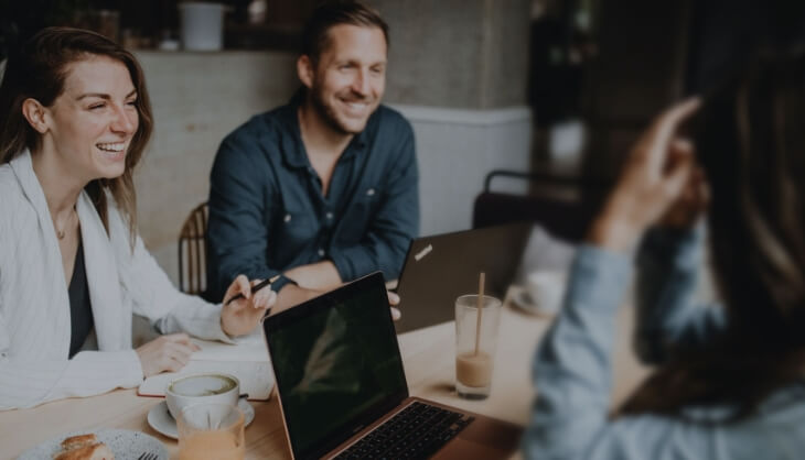 Gruppe von Leuten arbeitet in Cafe