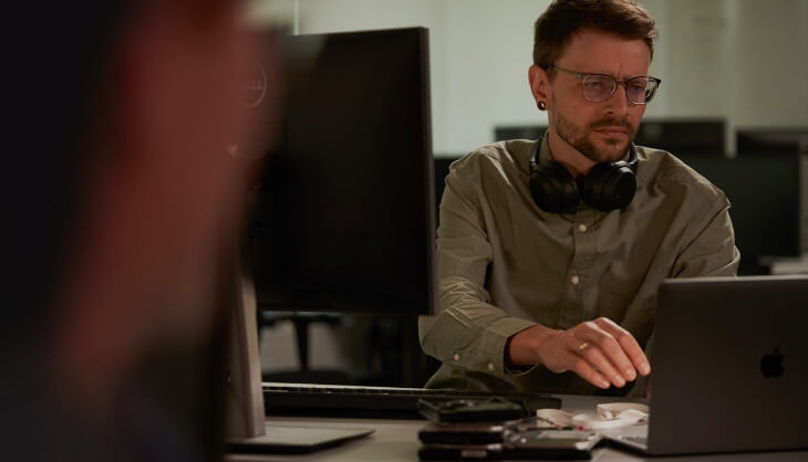 Mann sitzt im Büro